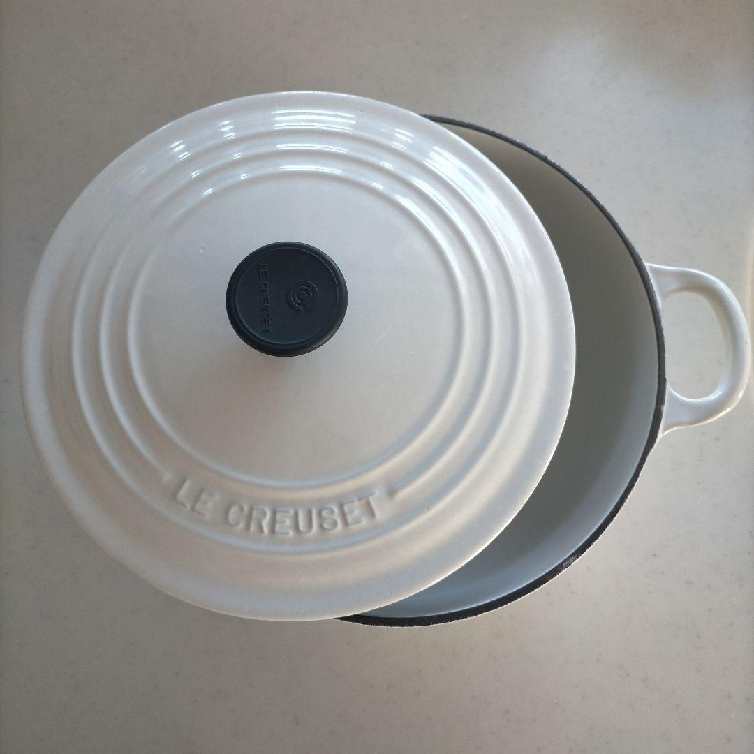 ル・クルーゼ（Le Creuset）シグニチャー ココット・ロンド 22cm 白