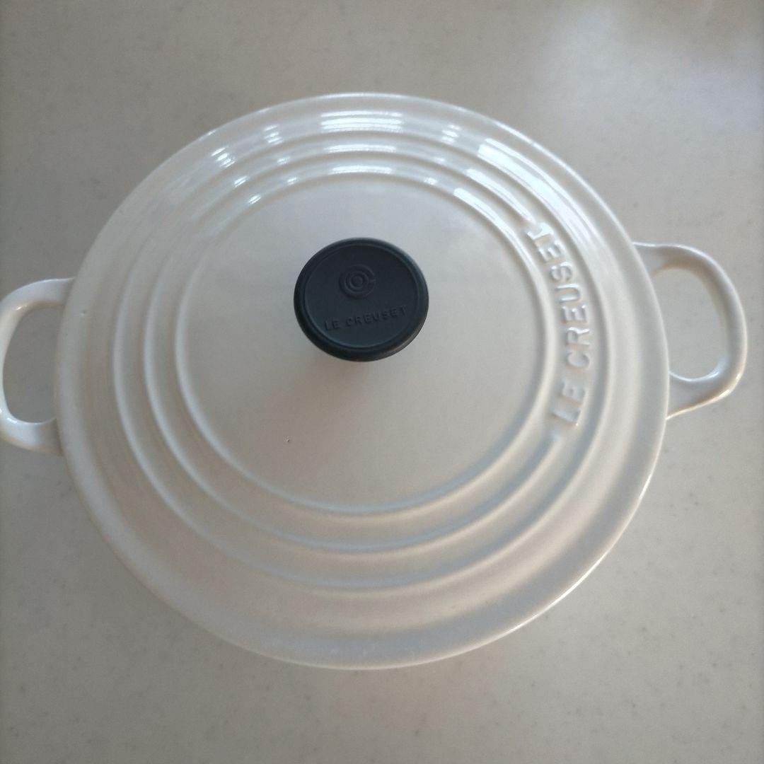 ル・クルーゼ（Le Creuset）シグニチャー ココット・ロンド 22cm 白