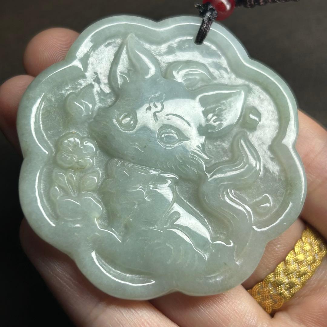 本翡翠ネックレス 可愛いキツネ ミャンマー産 みずみずしい 一点物