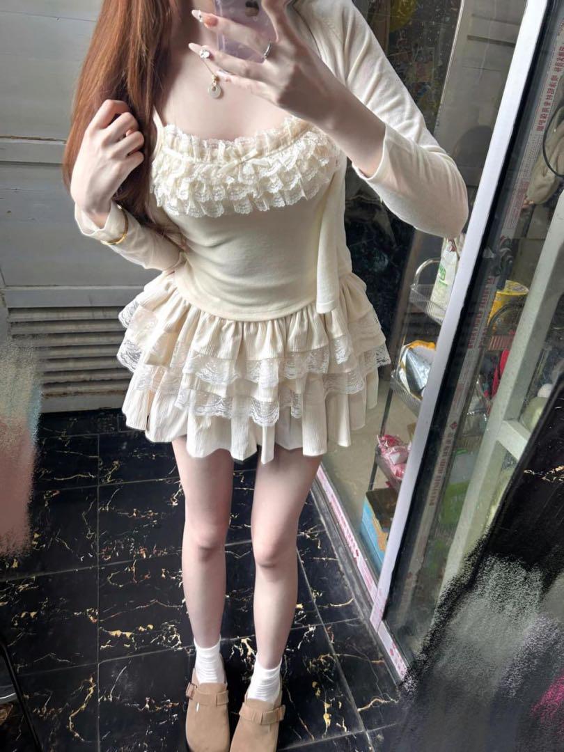 フリル付きクリーム色ミニスカート