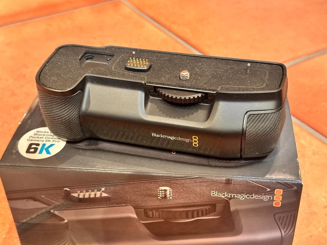 Blackmagic Design BMPCC6KPRO用 バッテリーグリップ目立った傷や汚れなし