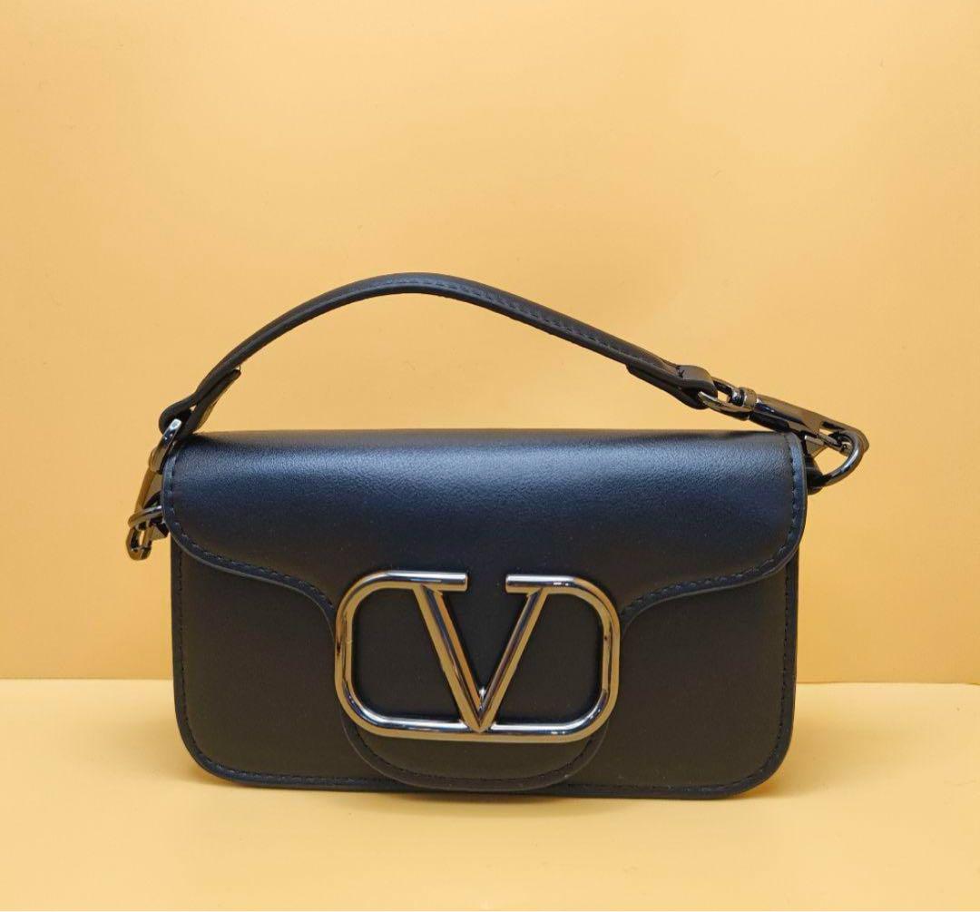 ◆VALENTINO◆ ロコ ロゴプレート ショルダーバッグ Valentino Garavani ロコ レザーショルダーバッグ | ブラック