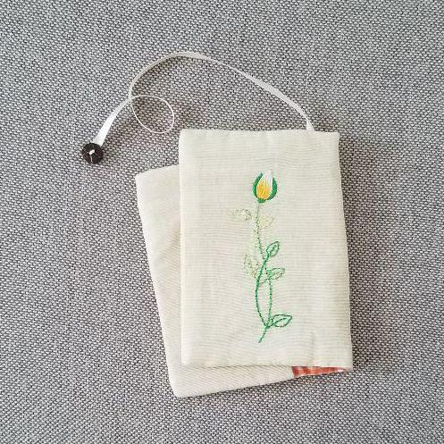 メルカリ 読書の秋 ブックカバー ハンドメイド 刺繍 花 文庫 文庫本 文房具 300 中古や未使用のフリマ