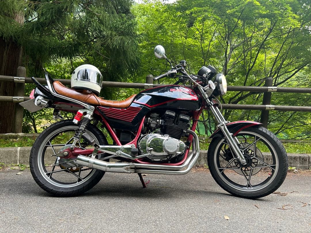 スズキ カスタムバイク 赤黒