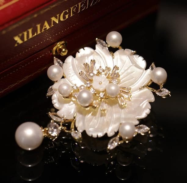 イタリア製　アコヤ貝　天然パール　エレガントフラワーパールブローチ