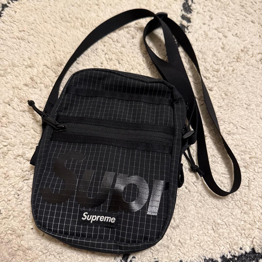 早い者勝ち！！Supreme黒色ショルダー Supreme ロゴパッチ ショルダーバッグ | ブラック | FARFETCH JP