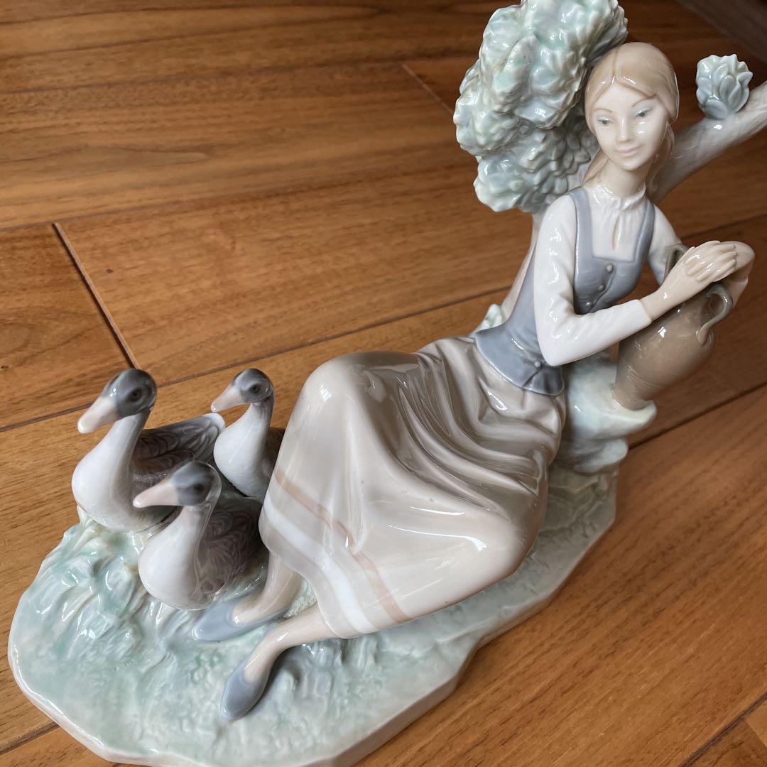 リヤドロ　少女と鴨の陶器置物
