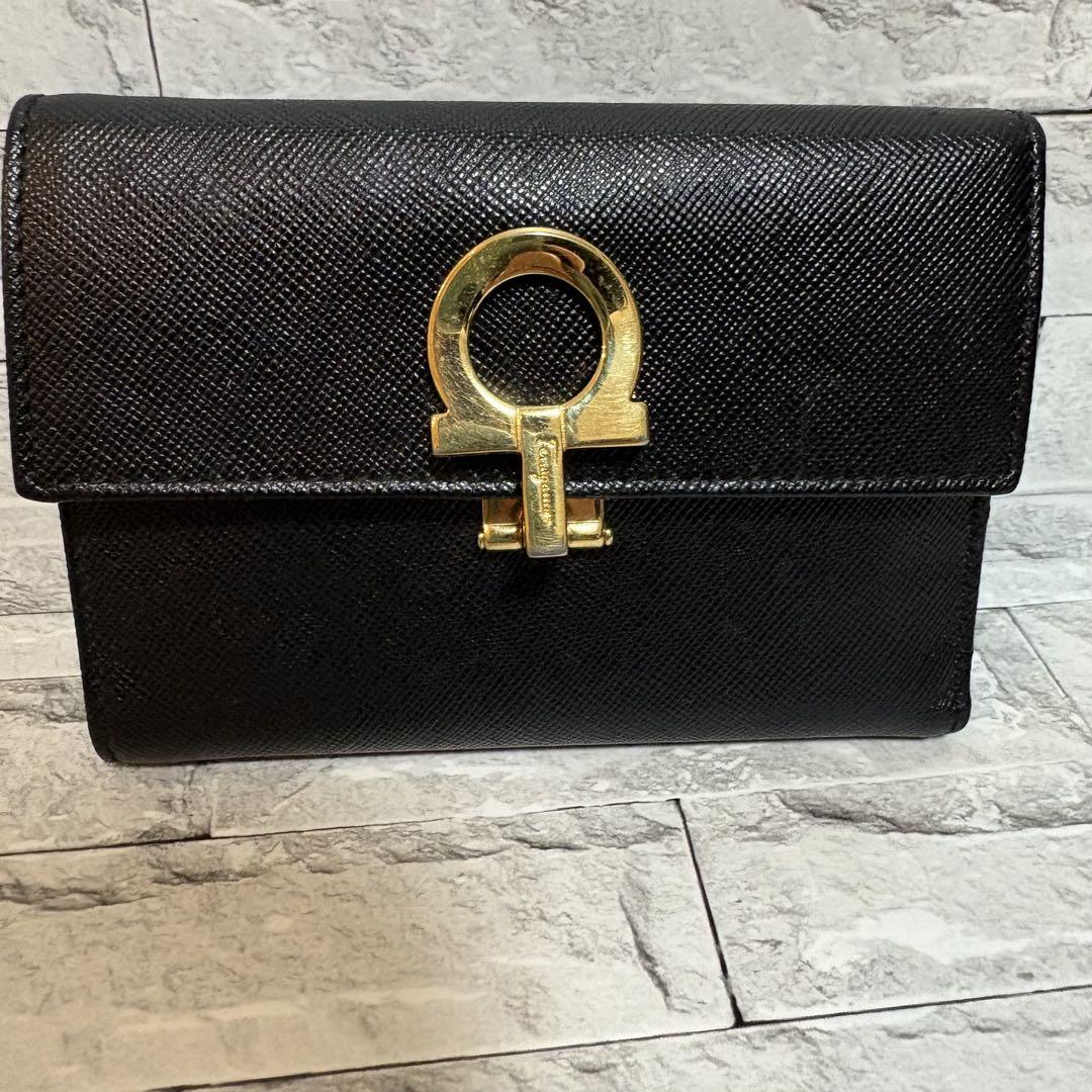 最新最全の Ferragamo Salvatore ブラック メルカリ - 三つ折り財布 小物