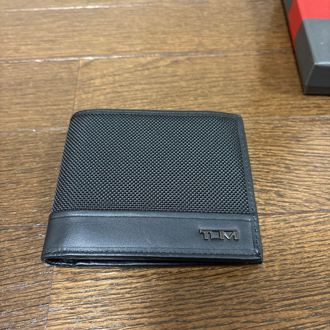 【新品、未使用】TUMI 二つ折り財布 黒　トゥミ
