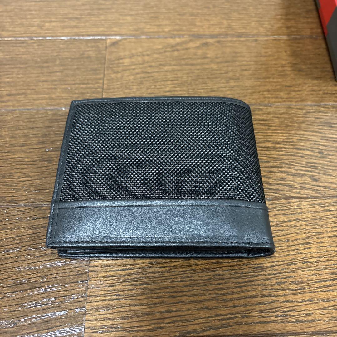 【新品、未使用】TUMI 二つ折り財布 黒　トゥミ