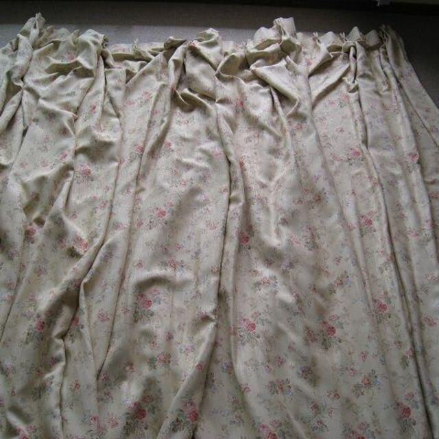 クリーム色