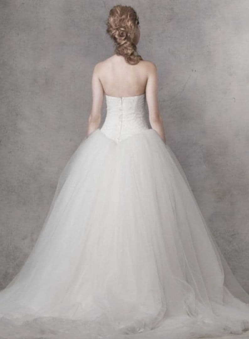 white by verawangウェディングドレス Aライン