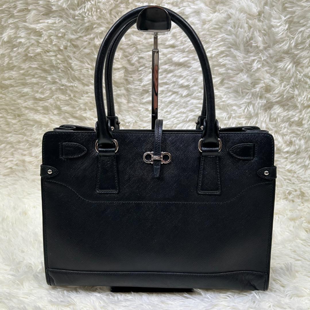 サルヴァトーレフェラガモ　ハンドバック　ガンチーニ　レザー　ブラック系 商品詳細ご覧いただきありがとうございます☺️  〇 アイテム サルヴァトーレフェラガモ　ハンドバック