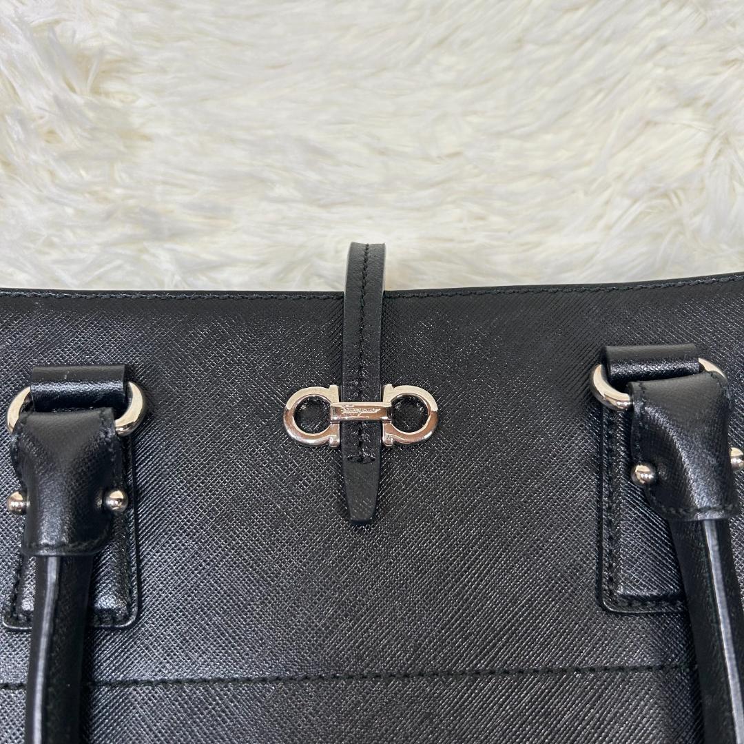 サルヴァトーレフェラガモ　ハンドバック　ガンチーニ　レザー　ブラック系 商品詳細ご覧いただきありがとうございます☺️  〇 アイテム サルヴァトーレフェラガモ　ハンドバック