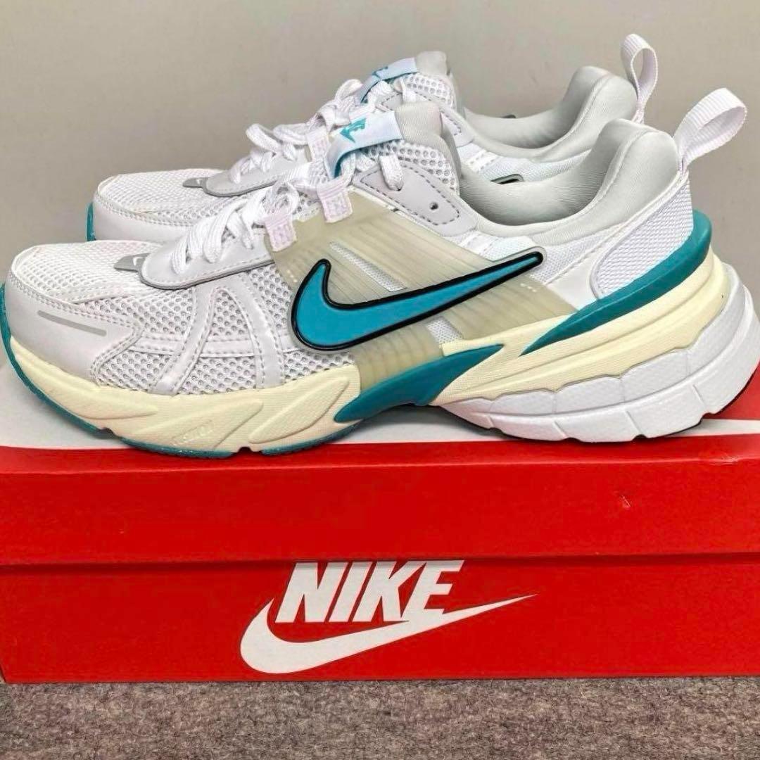リアル NIKE ナイキ 白新品 28 スニーカー ランニングシューズ V2K 靴