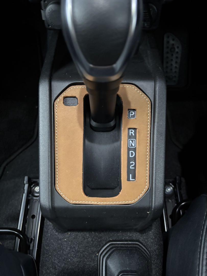 【むーあー】ジムニーJB64/JB74用レザー用品6点 ブラック×ホワイトステッチ) レザーグリップカバー 4Pセット