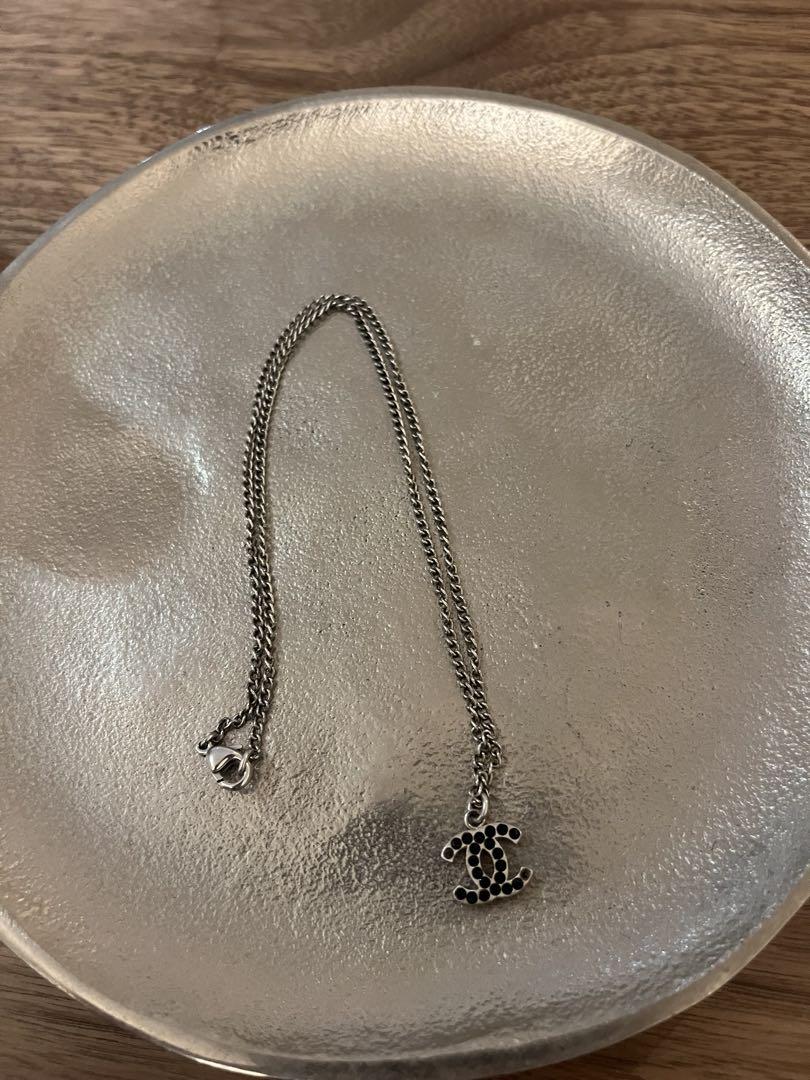 シルバー ネックレス 黒いストーン ロゴチャーム
