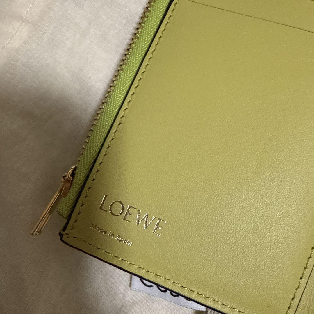 お値下げ　LOEWE ライムグリーン 二つ折り財布 お値下げ LOEWE ライムグリーン 二つ折り財布 - メルカリ