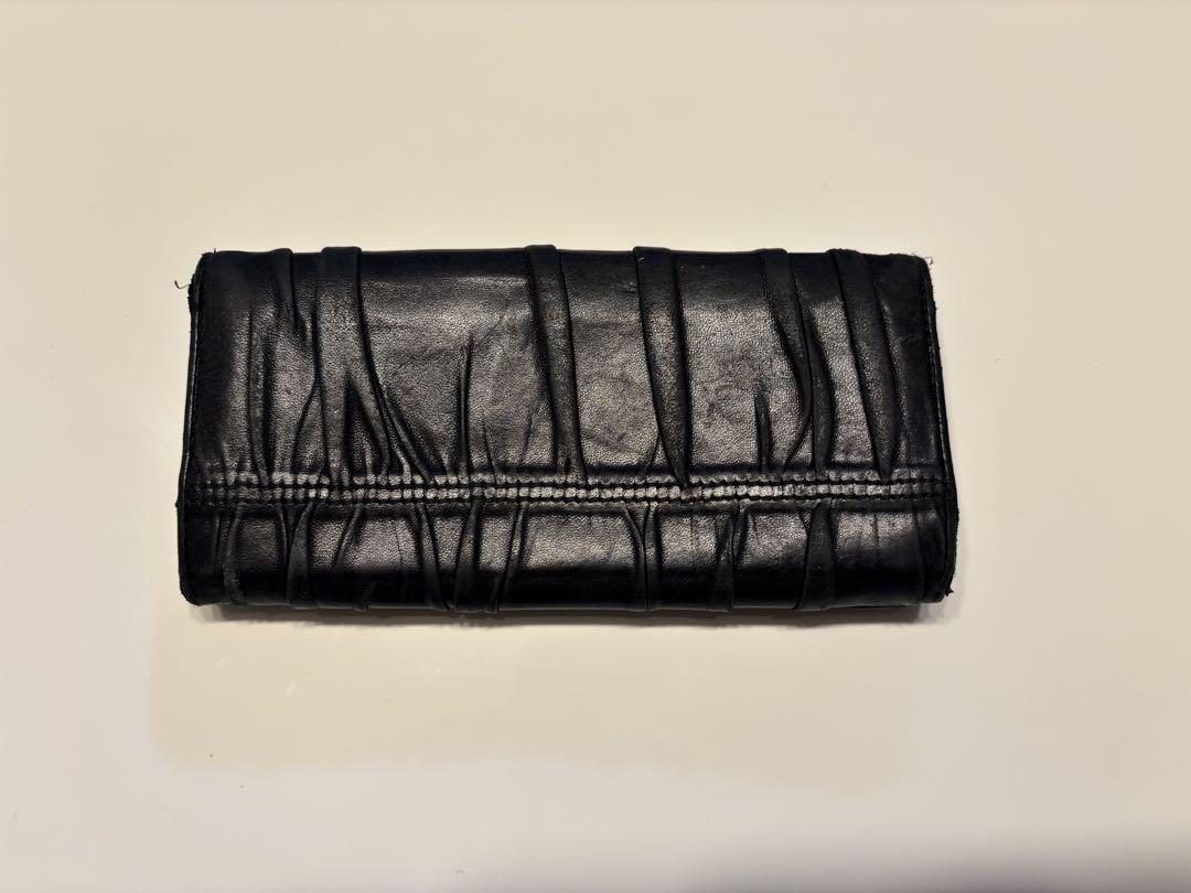 美品✨PRADAギャザー 長財布 折り財布 黒 プリーツ デザイン PRADA 黒レザー 二つ折り長財布 ギャザー入り - メルカリ