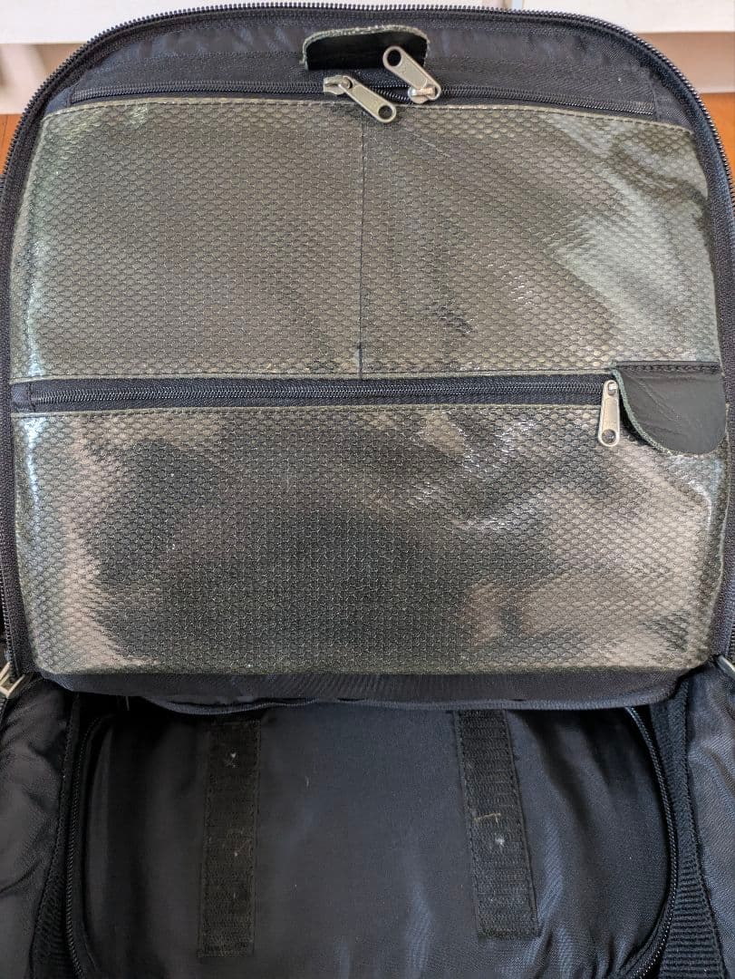 ブラックカメラリュック モンベル