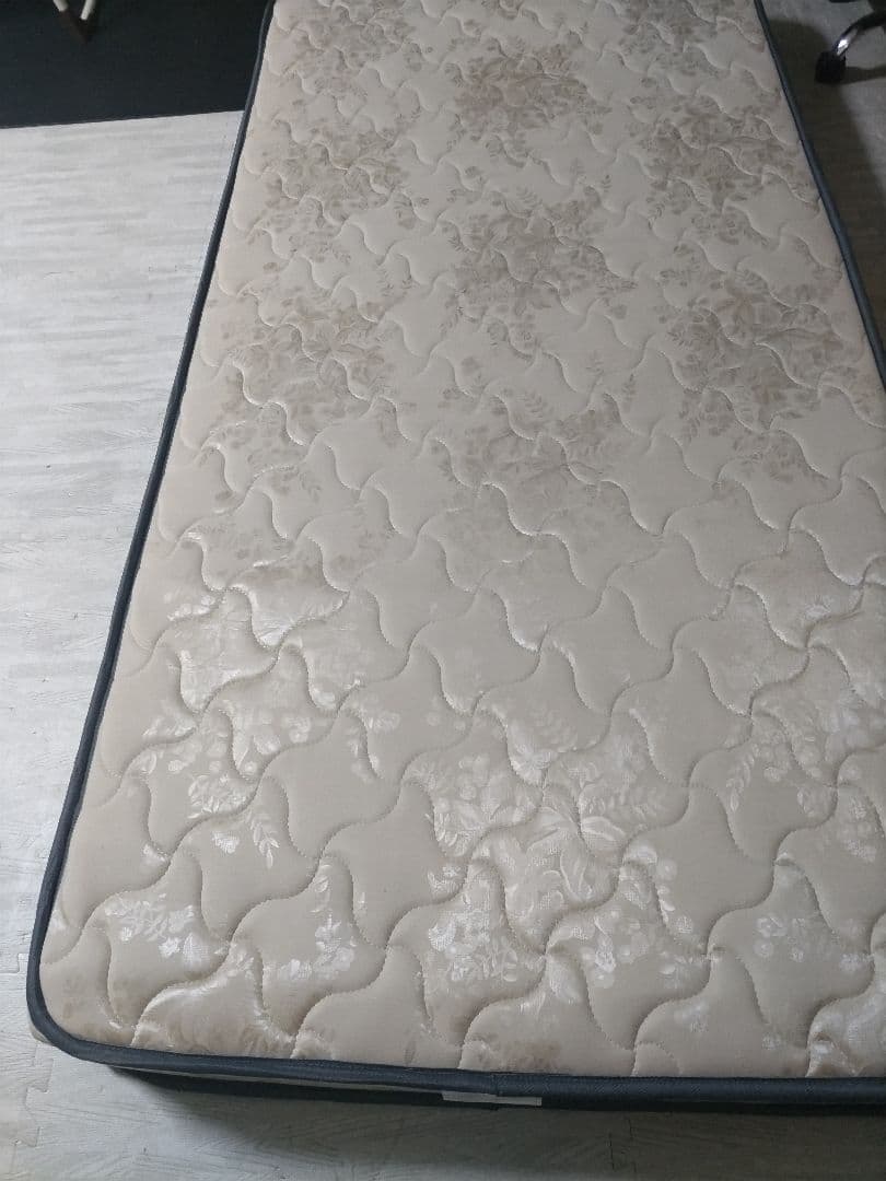 札幌市近郊の方 高脚折り畳みシングルすのこベッドとマットレス付き目立った傷や汚れなし