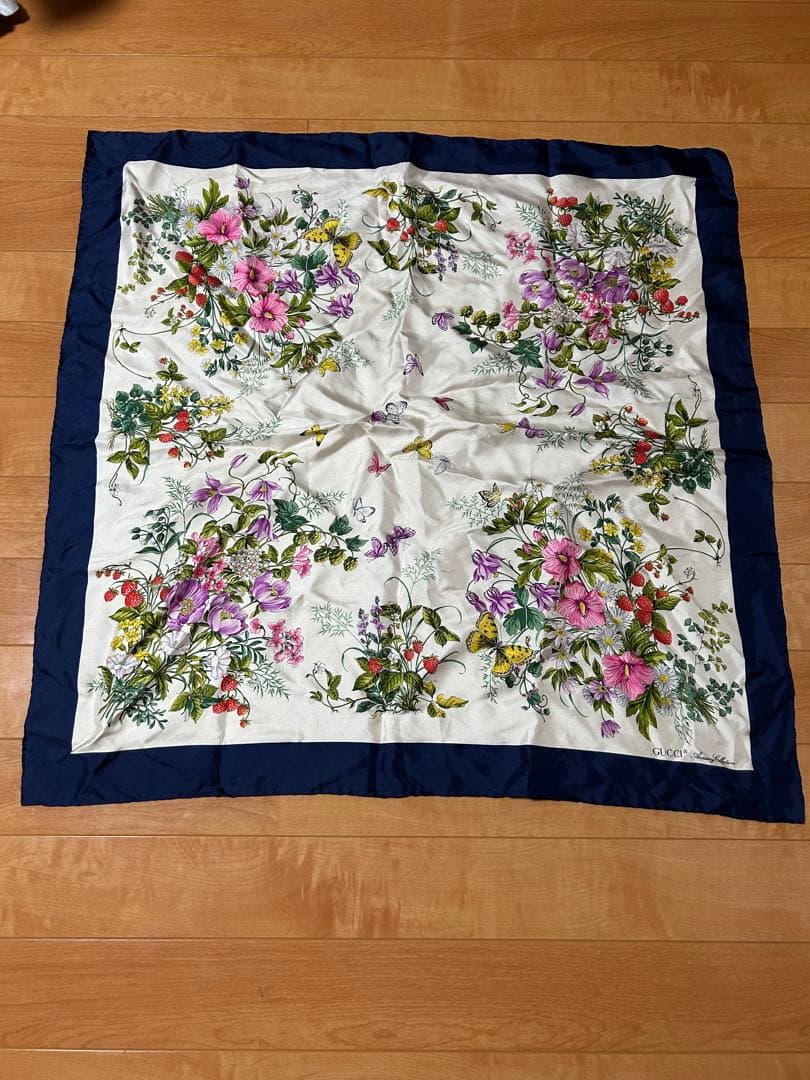 GUCCI 蝶 花柄 シルク スカーフ - メルカリ GUCCI 蝶 花柄 シルク スカーフ - メルカリ