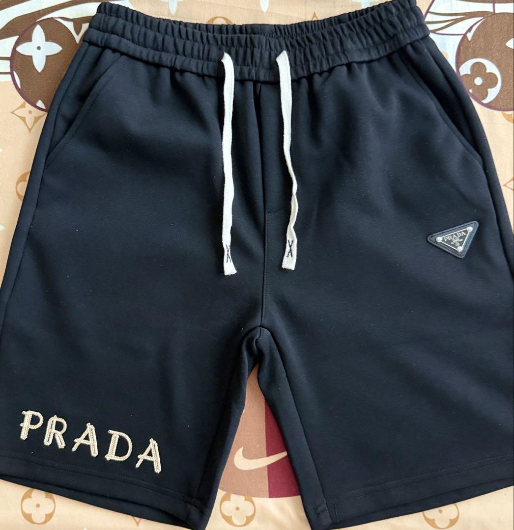 【美品】PRADA短パン 黒色 早い者勝ち!! サイズ感覚Mサイズ