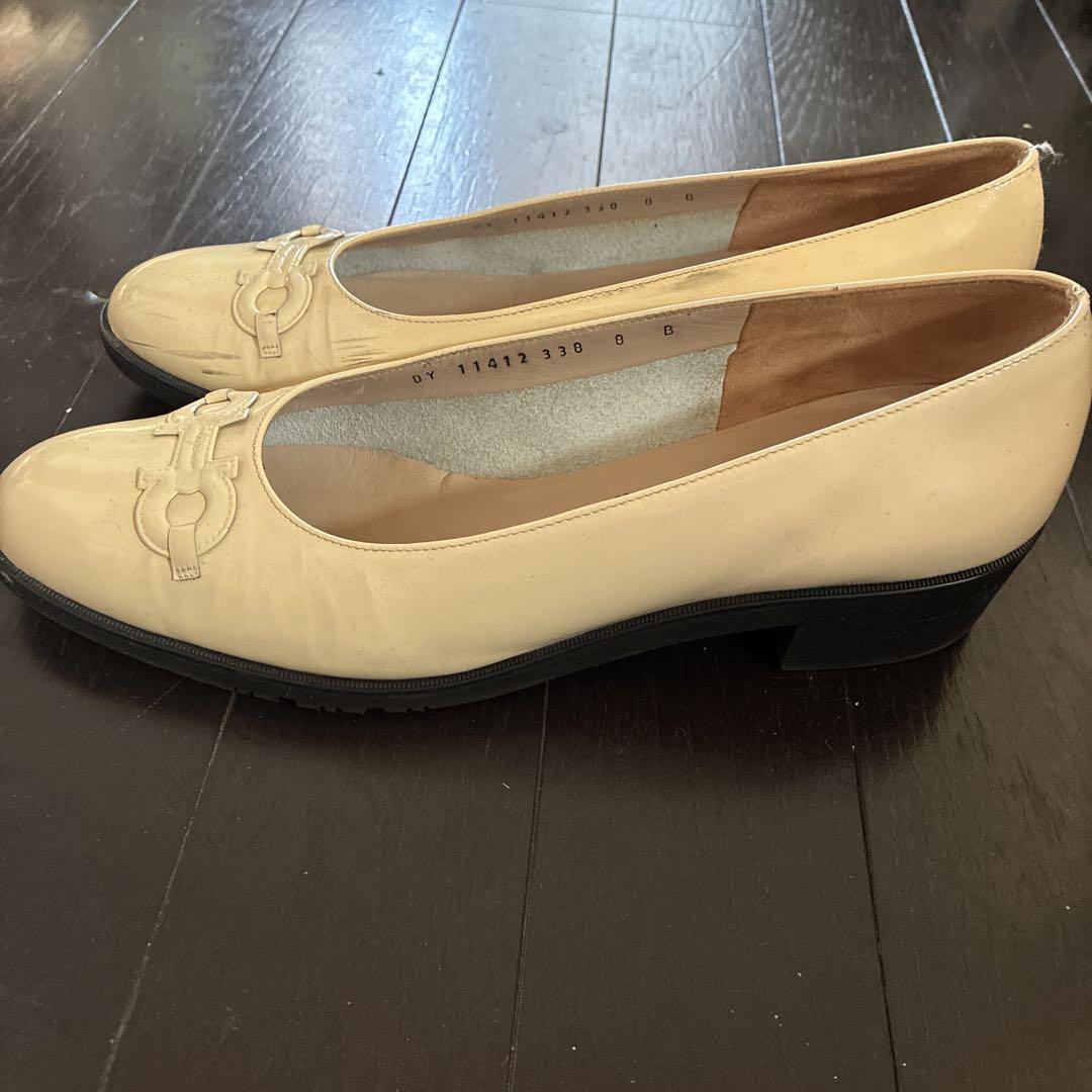 Salvatore Ferragamo ベージュパンプス サイズ8 - メルカリ