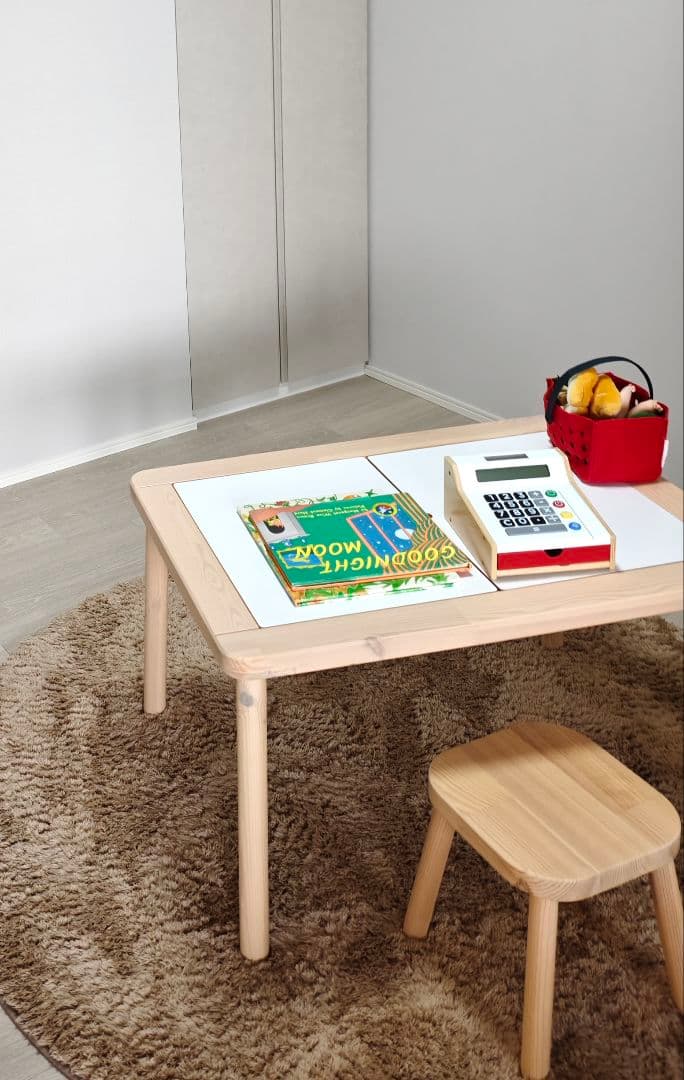 木製の小型テーブルと椅子とおもちゃセットで販売 MARWIL-DEMENAGEMENTS_CH