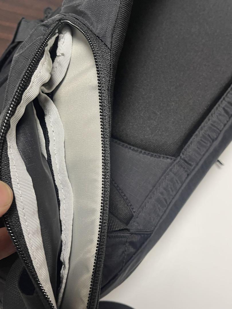 美品THE NORTH FACE ボディバッグ BOREALIS SLING