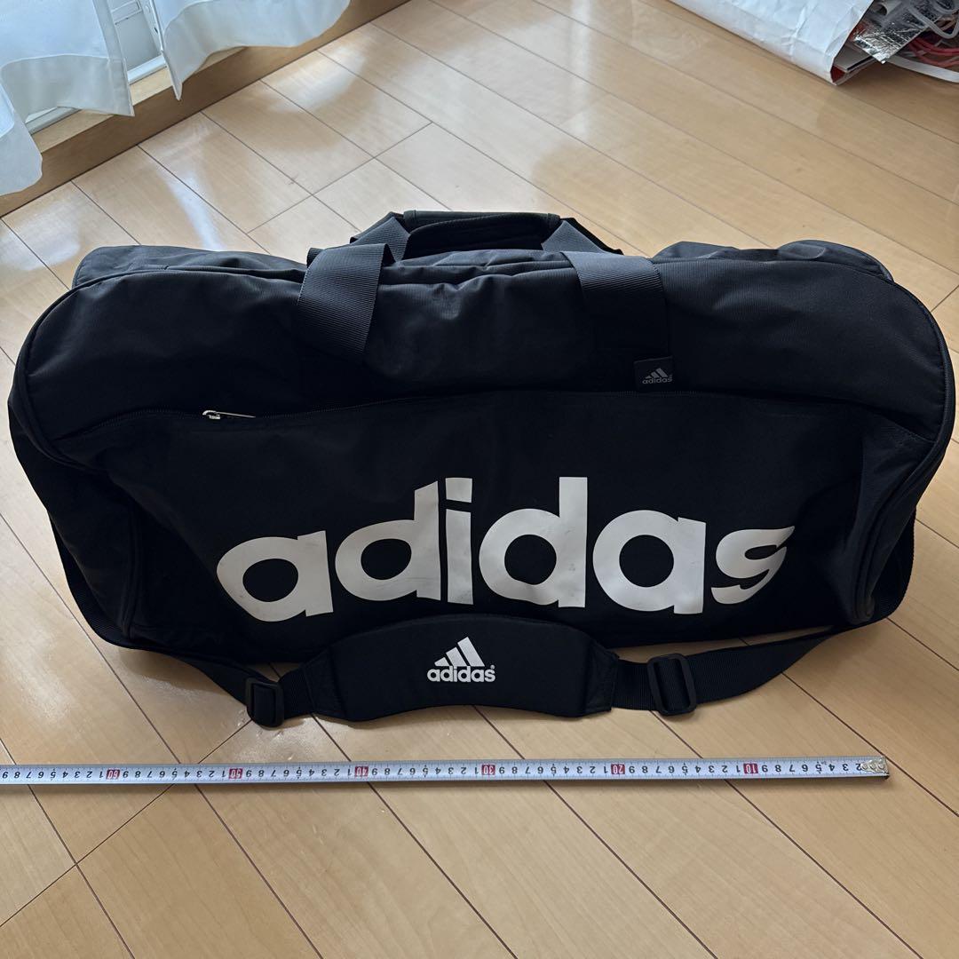 adidas 大きめ黒バッグ ジッパー付き