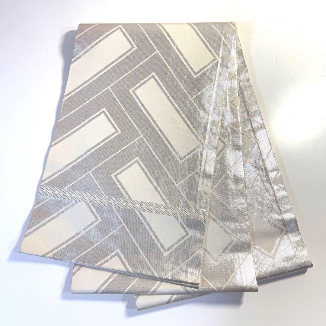 5k2821 丸帯 絹 両面全通 白 銀色 柄物 和装 着物目立った傷や汚れなし