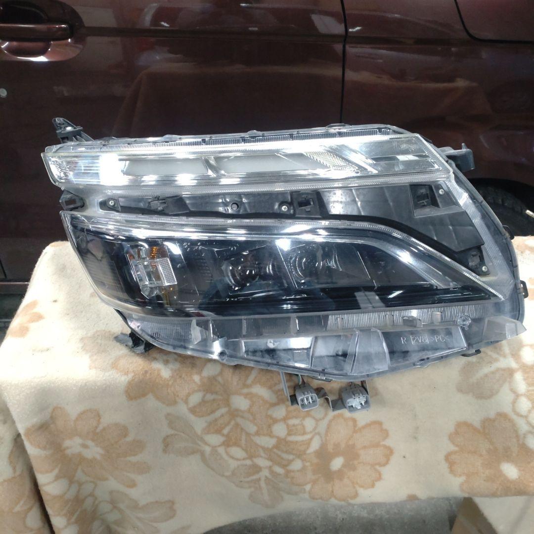 ヴォクシー　80系　LED ヘッドライト 右側用