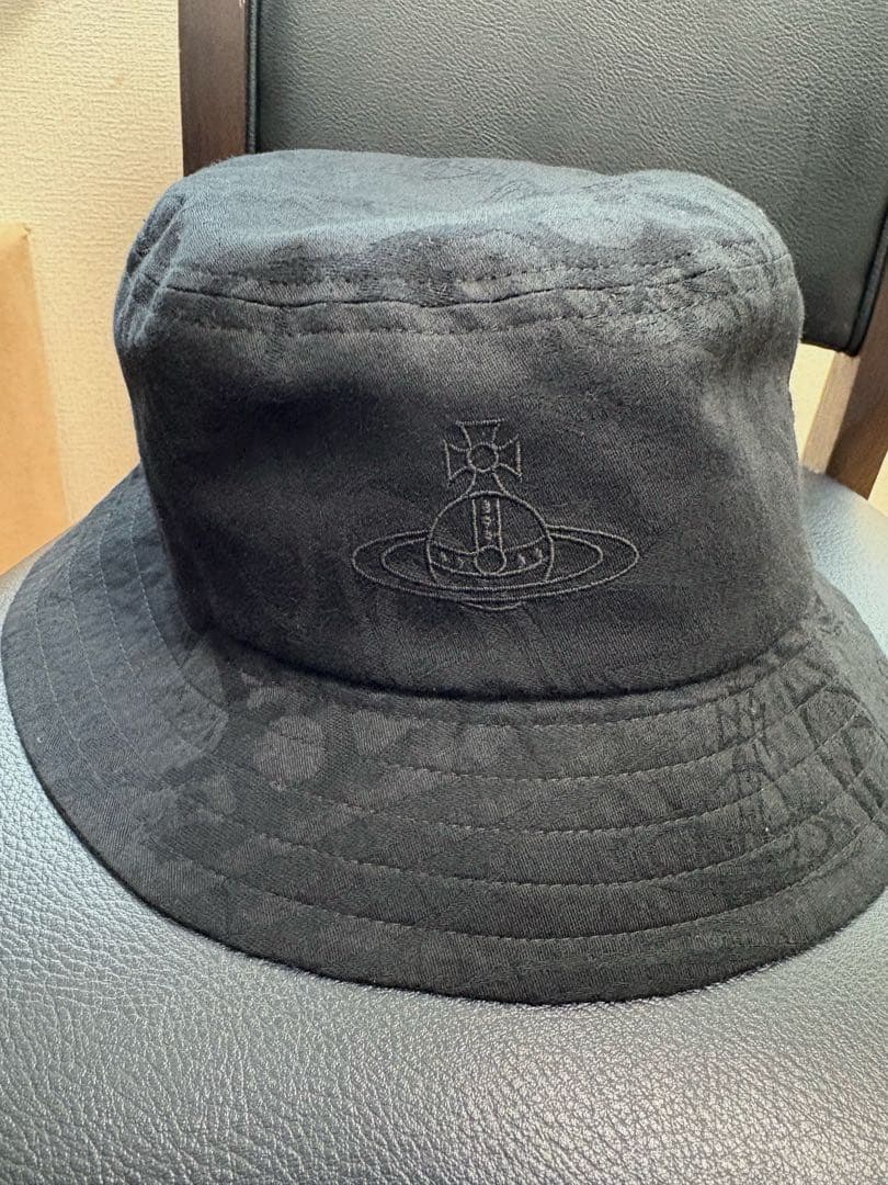 【ヴィヴィアンウエストウッド】オーブ刺繍プーデッド バケットハット オフホワイト ヴィヴィアンウエストウッド バケットハット Vivienne Westwood