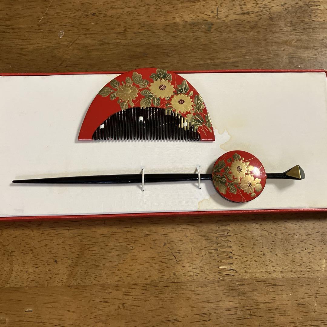 昭和レトロ 櫛 昭和レトロ赤い花柄の櫛と髪飾りセット - メルカリ