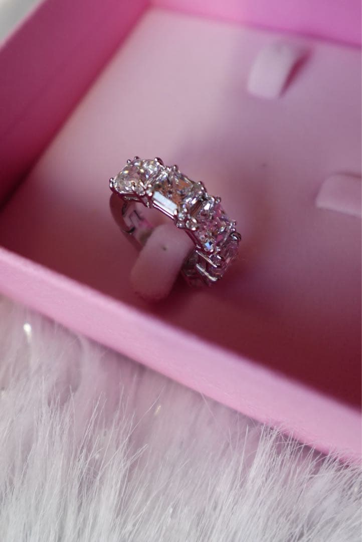 エレガントなダイヤモンド風リングSwarovski