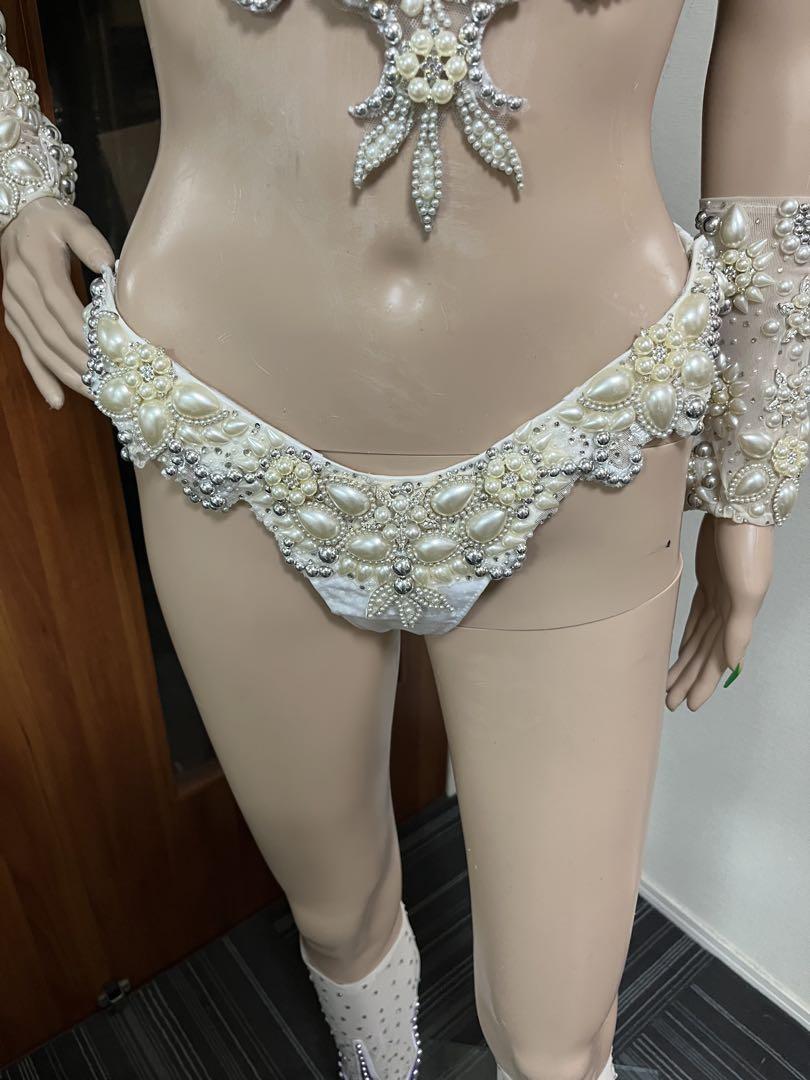 サンバ衣装　白　ハンドメイド　カベッサ・頭の装飾あり サンバ衣装 白 ハンドメイド カベッサ・頭の装飾あり - メルカリ