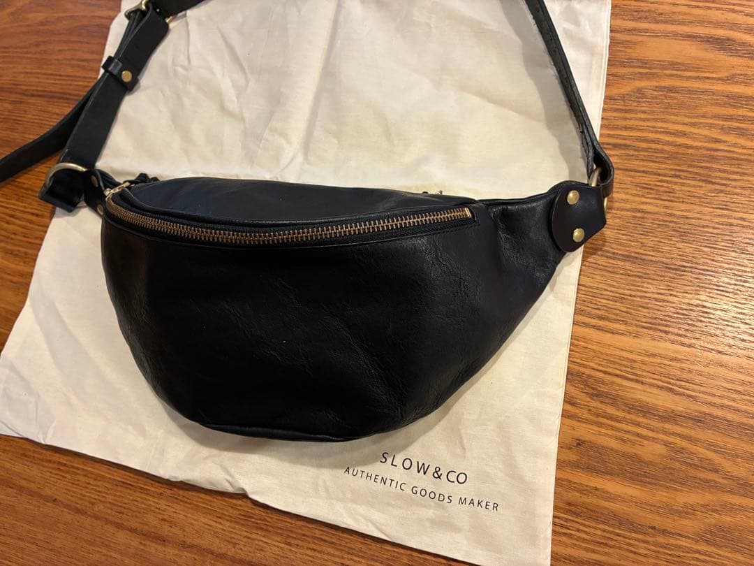 SLOW CO ブラック ボディバッグ