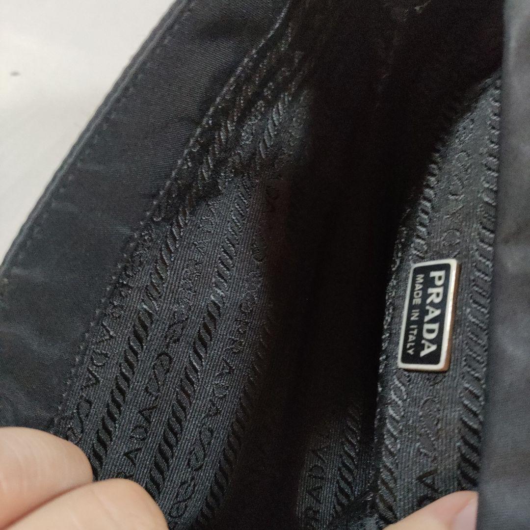 P2 美品　プラダ　PRADA 黒 ナイロンポーチ　三角プレート