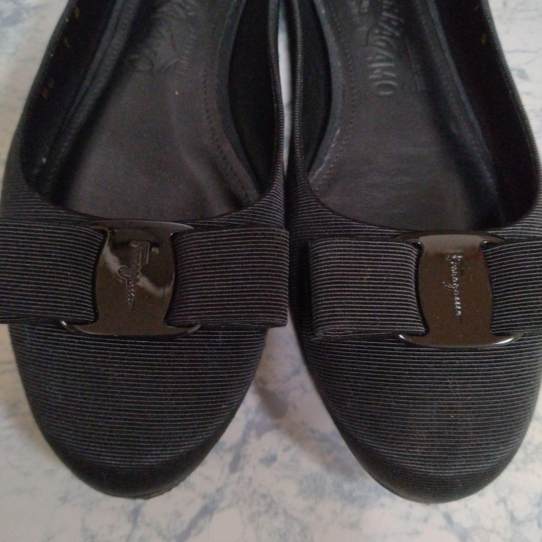 Salvatore Ferragamo ブラックフラットシューズ