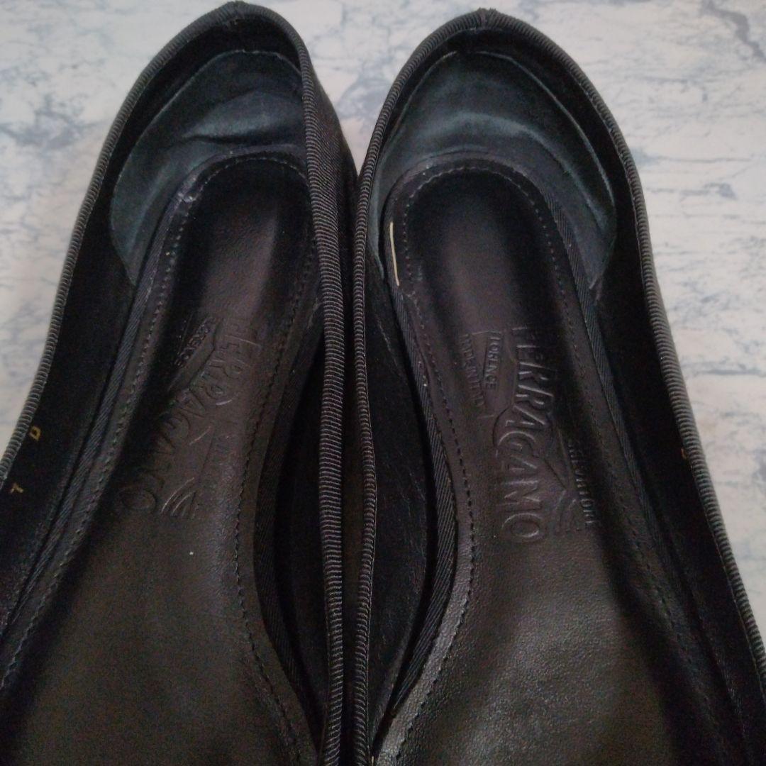 Salvatore Ferragamo ブラックフラットシューズ