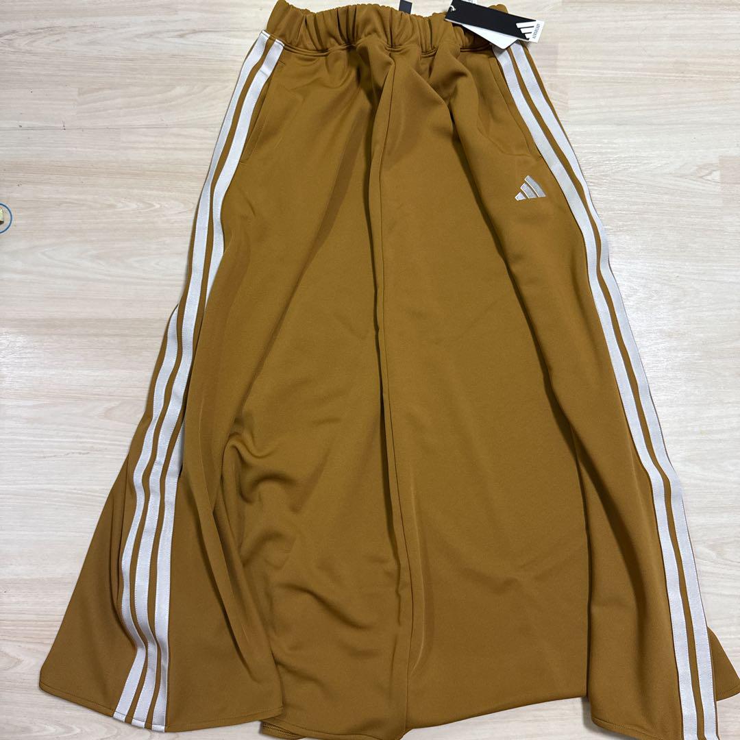 新品adidasスリーストライプスロングスカートレディースMサイズキャメル