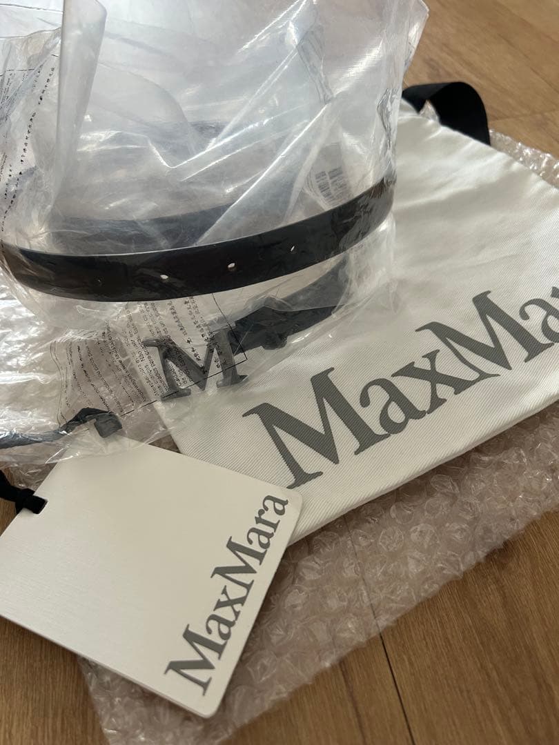 MaxMara レザーベルト Mロゴ付き　新品未使用　保存袋
