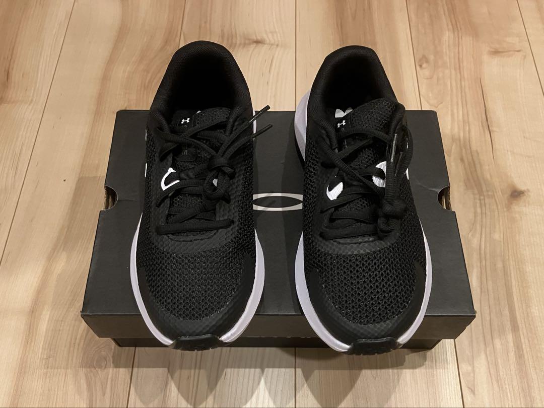 新品 アンダーアーマーUnder Armour スニーカー 黒　23.5cm