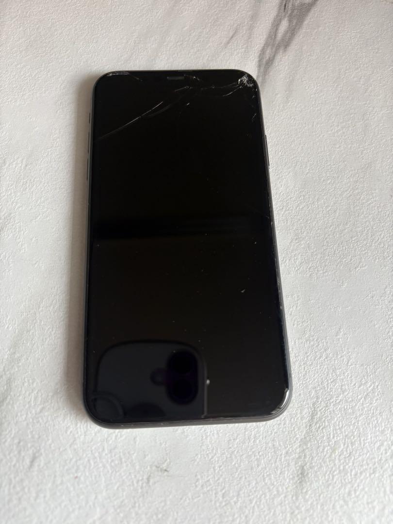 Apple iPhone 11 ブラック 画面ひびあり Apple iPhone 11 ブラック 本体 64GB 美品 - メルカリ
