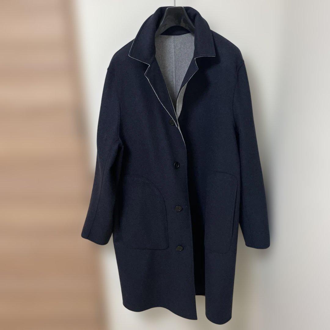 グレーとネイビーのチェスターコートM theory