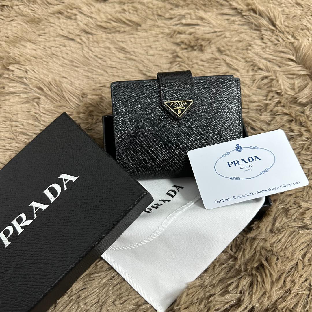 PRADA プラダ サフィアーノタブ 折り財布 黒です
