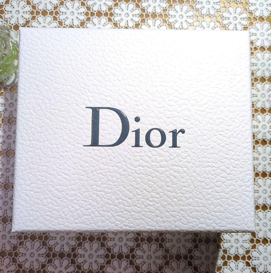 【美品】Diorギフトボックス箱包装 14.5㌢×12.5㌢×5㌢ 白ディオール