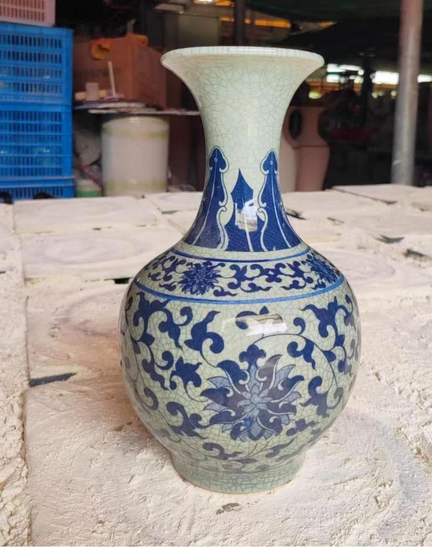 青と白の花模様 陶器の花瓶