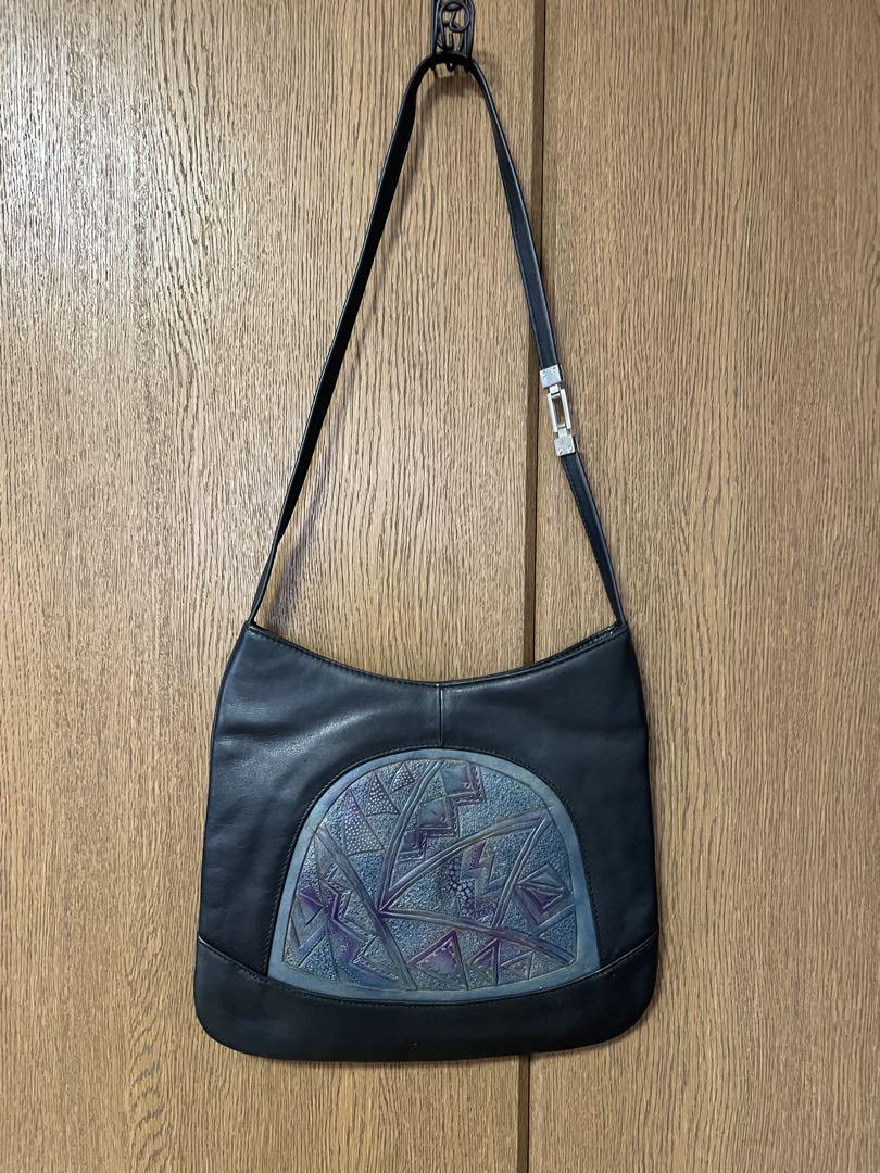 幾何学模様の黒ショルダーバッグ